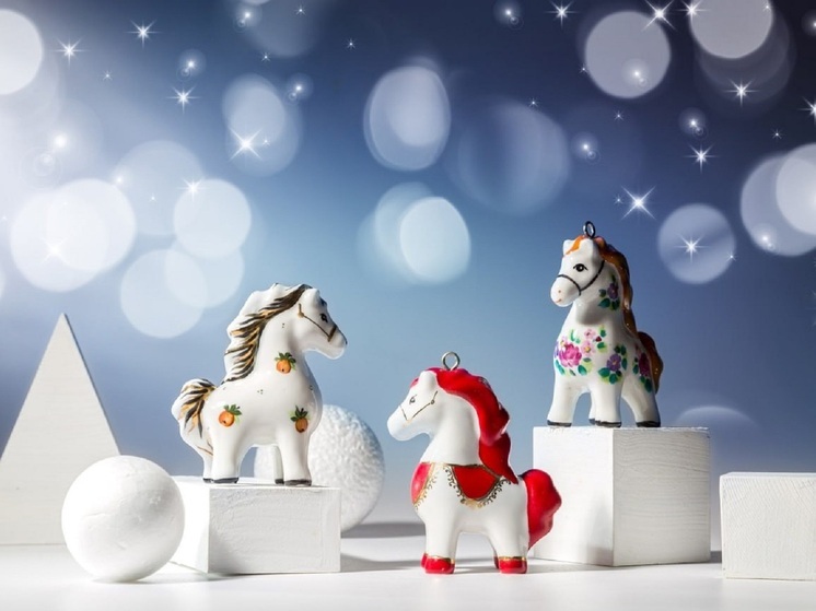 На Урале создали фигурки символа 2026 года - фарфоровых лошадок