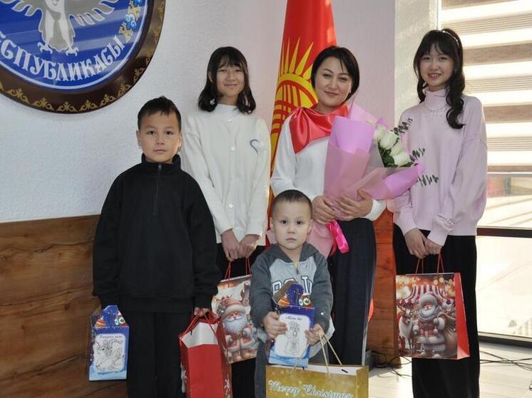 В Таласе семье погибшего сотрудника ГКНБ оказана поддержка