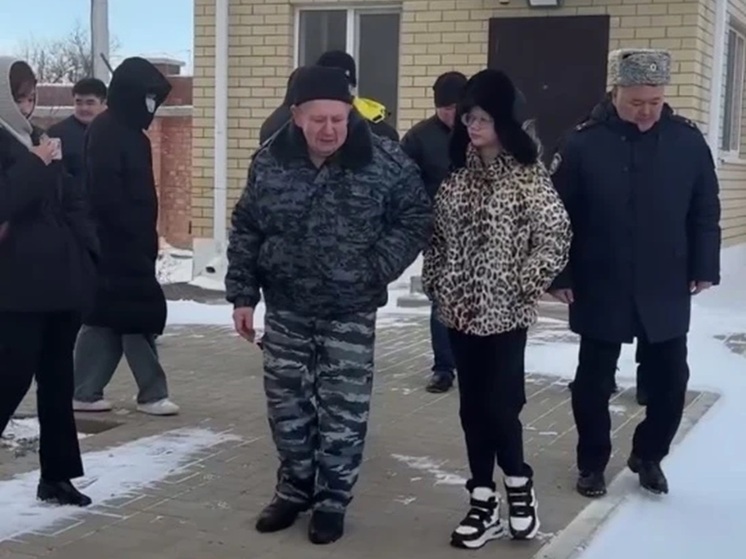 Глава Калмыкии исполнил новогодние мечты школьницы из Городовиковска