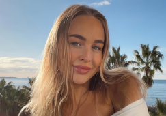 Облегающий купальник и вязаная шапочка: Егорова снялась на фоне заснеженных елей