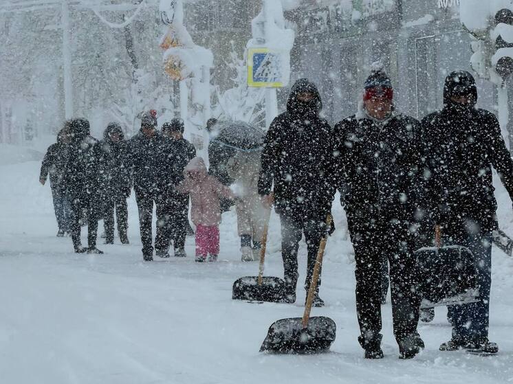 Коммунальщики ускорили расчистку Майкопа от снега с помощью дополнительной техники
