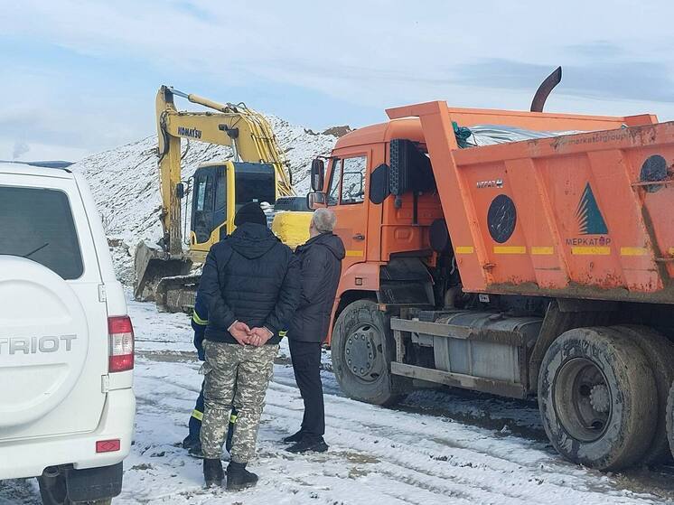 В Новороссийске засыпают тлеющий участок мусорного полигона площадью 90 кв метров