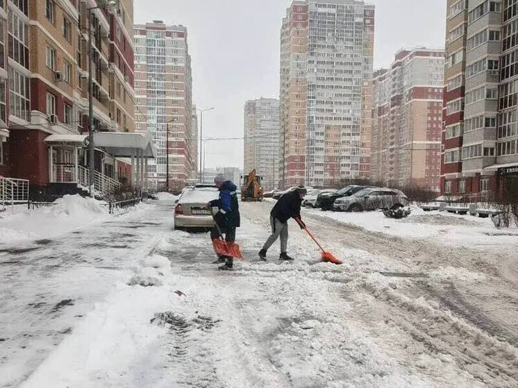 В Липецке день начался со свежего снега и активной уборки улиц