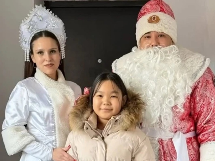 Снегурочка и Дед Мороз в погонах поздравили элистинских детей