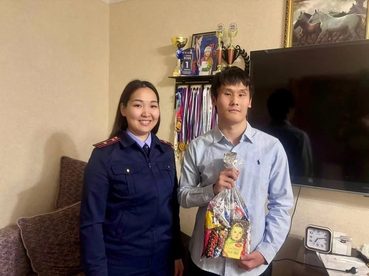 Следователи Калмыкии поздравили юного паралимпийца