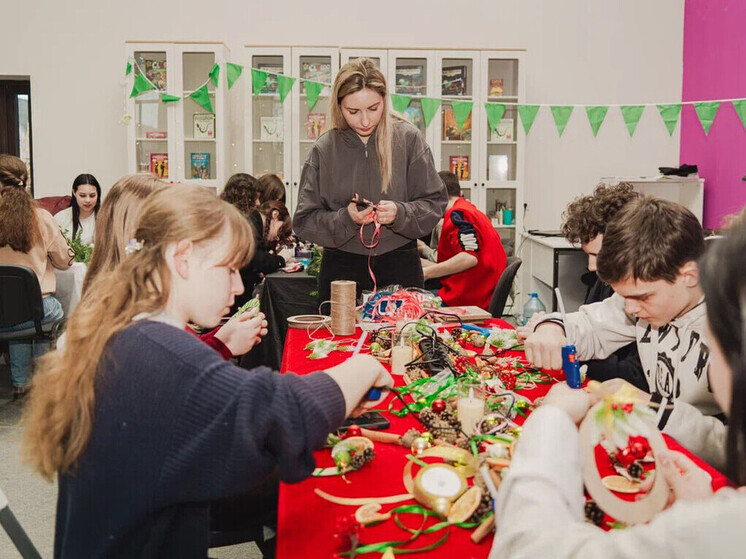 Активисты устроили предновогоднюю встречу в Молодежном центре Бердянска