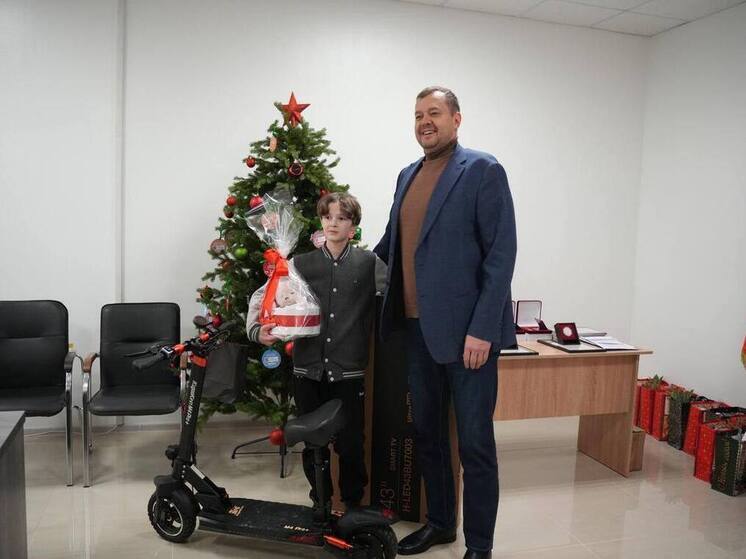 Подарок Президента: мелитопольский школьник получил от Путина самокат и исполнил желание бабушки