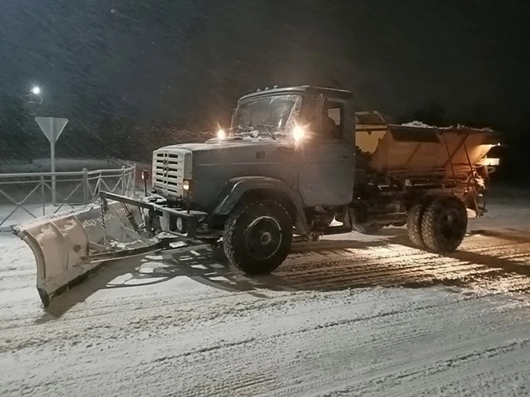 Дорожные службы Калмыкии продолжают работы по очистке дорог после снегопада