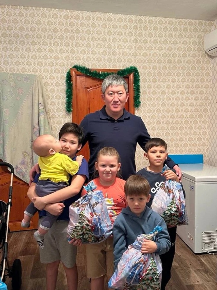 В Калмыкии народные избранники в районах поздравили детей из многодетных семей