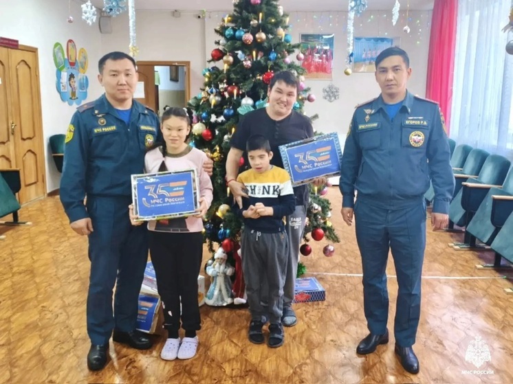 Спасатели Калмыкии поздравили подопечных соцучреждений