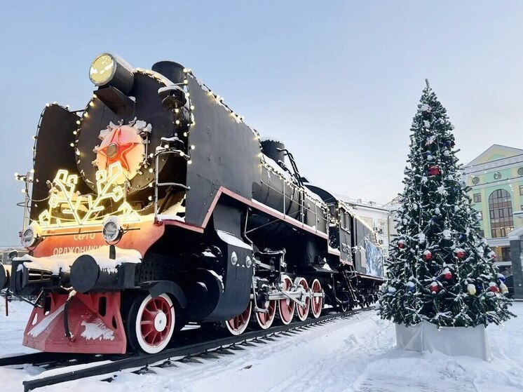 В Абакане впервые украсили гирляндой паровоз-памятник