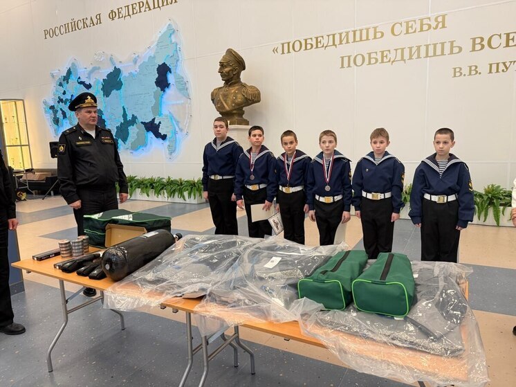 Санкт-Петербург подарил нахимовцам Мариуполя снаряжение и новогодние подарки