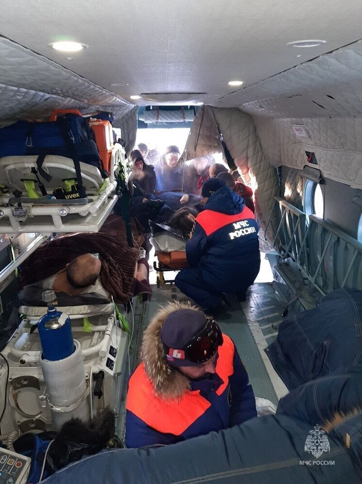 МЧС: на Колыме эвакуировали на вертолете потерявшего сознание работника артели