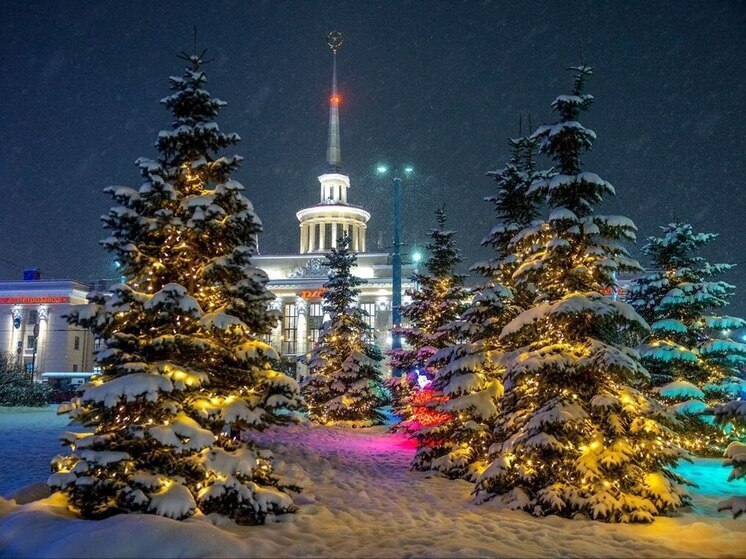 Фотограф Илья Тимин показал ночной Петрозаводск за несколько минут до наступления Нового года