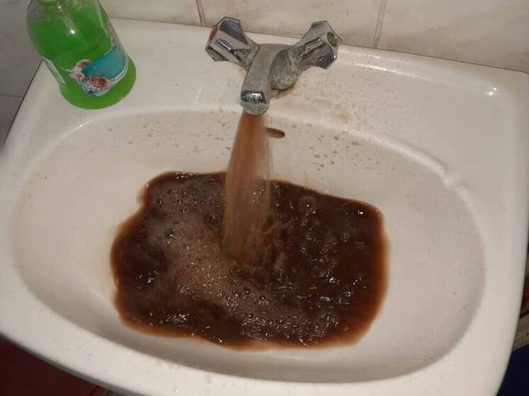 В домах на Маршала Захарова из кранов ливанула грязная вода