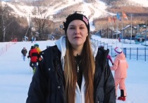 София Надыршина, чемпионка и серебряный призёр ЧМ-2021 по сноуборду, назвала отказ FIS в предоставлении ей нейтрального статуса ожидаемым, но мотивировку — нарушение антидопинговых правил — сочла необоснованной. Ранее нейтральный статус получили лишь двое российских сноубордистов. В декабре 2025 года CAS признал запрет FIS на участие россиян неправомерным, после чего федерация разрешила подавать заявки на нейтральный статус.