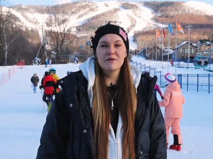 София Надыршина, чемпионка и серебряный призёр ЧМ-2021 по сноуборду, назвала отказ FIS в предоставлении ей нейтрального статуса ожидаемым, но мотивировку — нарушение антидопинговых правил — сочла необоснованной. Ранее нейтральный статус получили лишь двое российских сноубордистов. В декабре 2025 года CAS признал запрет FIS на участие россиян неправомерным, после чего федерация разрешила подавать заявки на нейтральный статус.