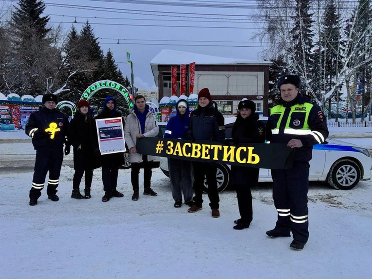 В Томске у главной ёлки волонтёры раздавали пешеходам светоотражатели