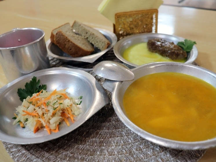 Заключенных свердловских колоний на Новый год кормили винегретом и борщом