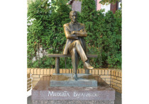В социальных сетях не смолкают споры по поводу сноса исторического памятника Михаилу Булгакову в Киеве
