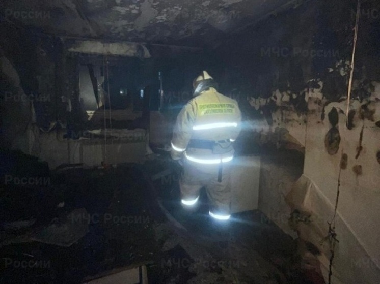 В Холмске потушили пожар в многоквартирном доме, есть пострадавшая