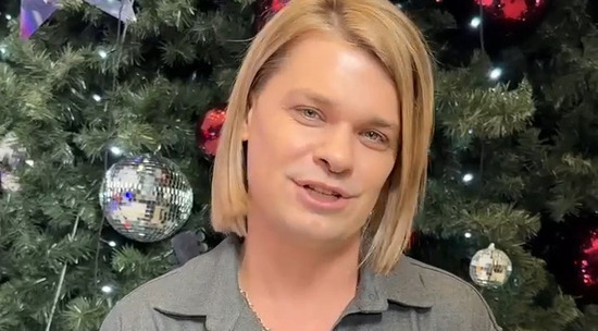 Певец Илья Гуров пожелал быть счастливыми и любимыми в Новом году 