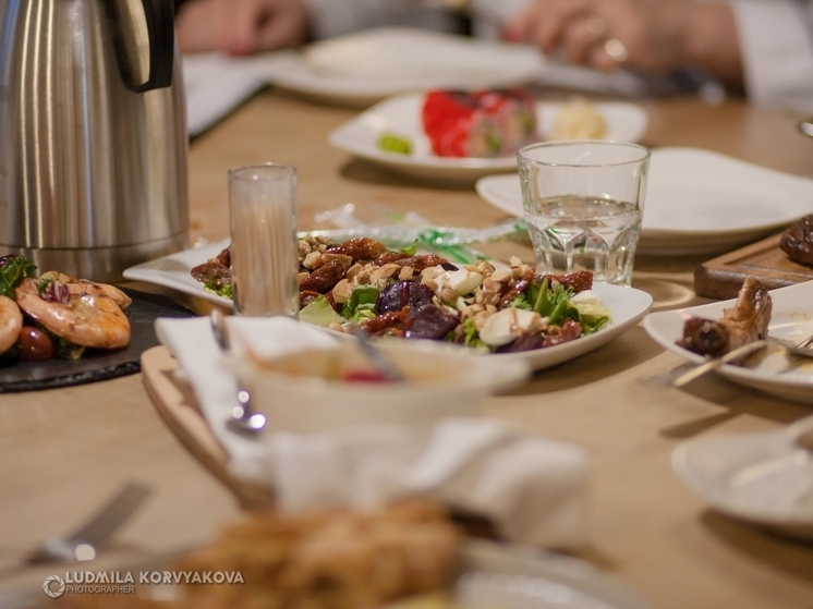 Роспотребнадзор дал советы, как избежать отравлений во время новогодних праздников