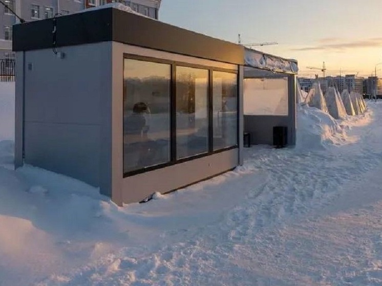 Вандалы испортили остановочный павильон в Новом Уренгое