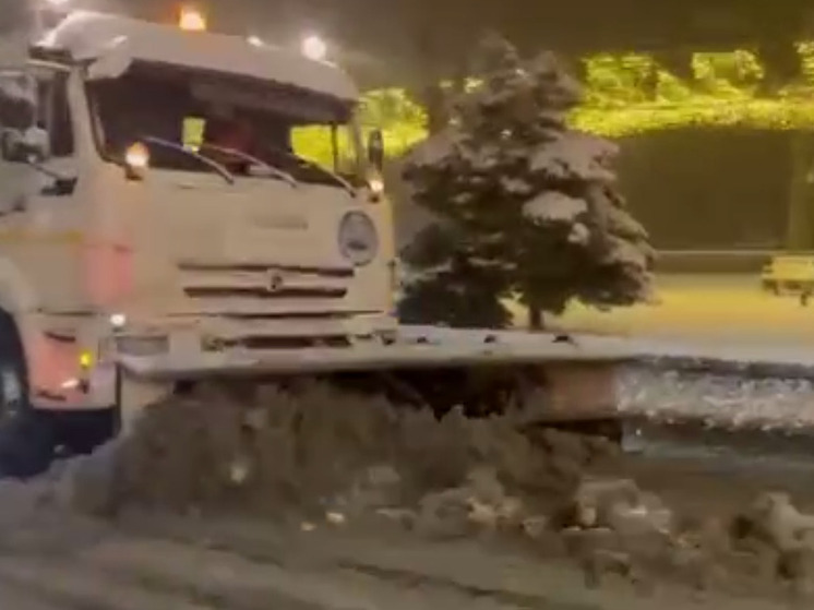 В Махачкале ведут активную борьбу с последствиями снегопада