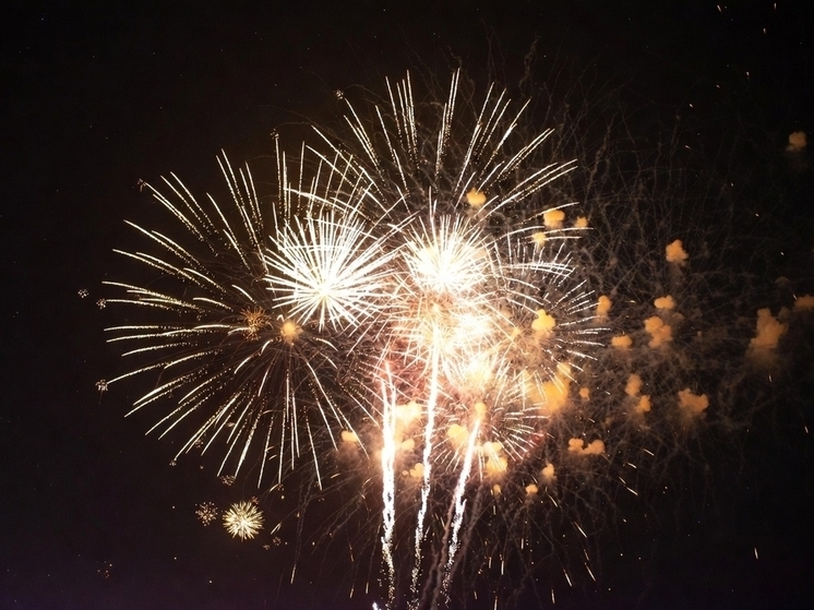 В Абу-Даби запустили самый длительный фейерверк продолжительностью 62 минуты