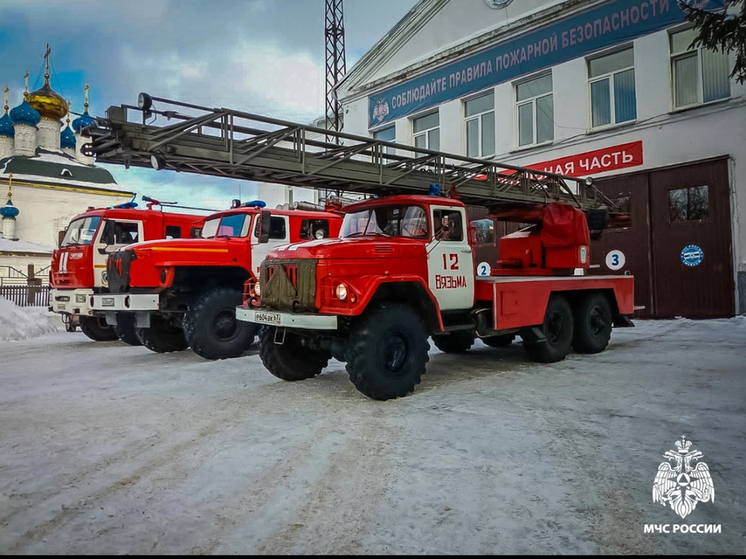 В Вязьме при пожаре в жилом доме спасены восемь человек, включая троих детей