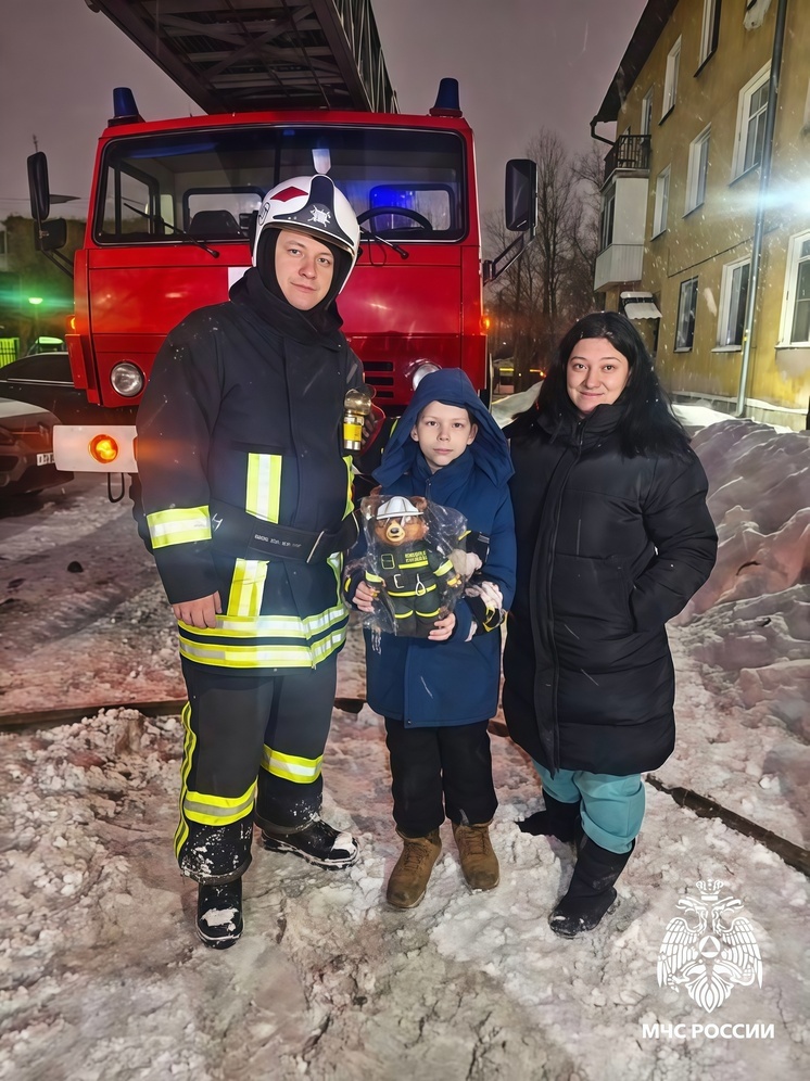 Новосибирские спасатели подарили плюшевого медведя ребенку