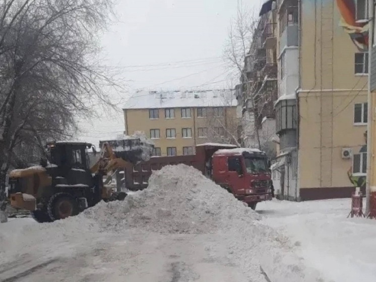 УК Кургана активизировали очистку дворов после снегопада