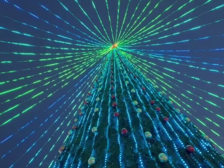 На площади Советов в Улан-Удэ в праздничные дни проходит вечернее лазерное шоу