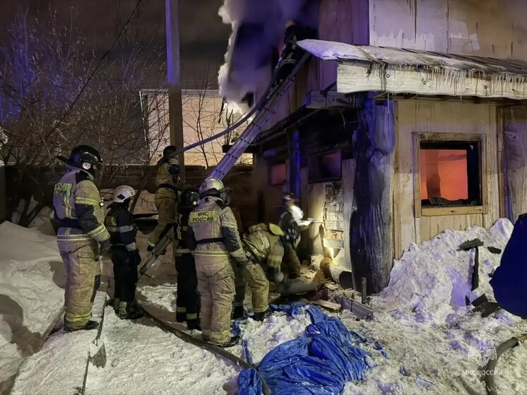 В Барнауле пожар в производственном здании тушили 30 спасателей