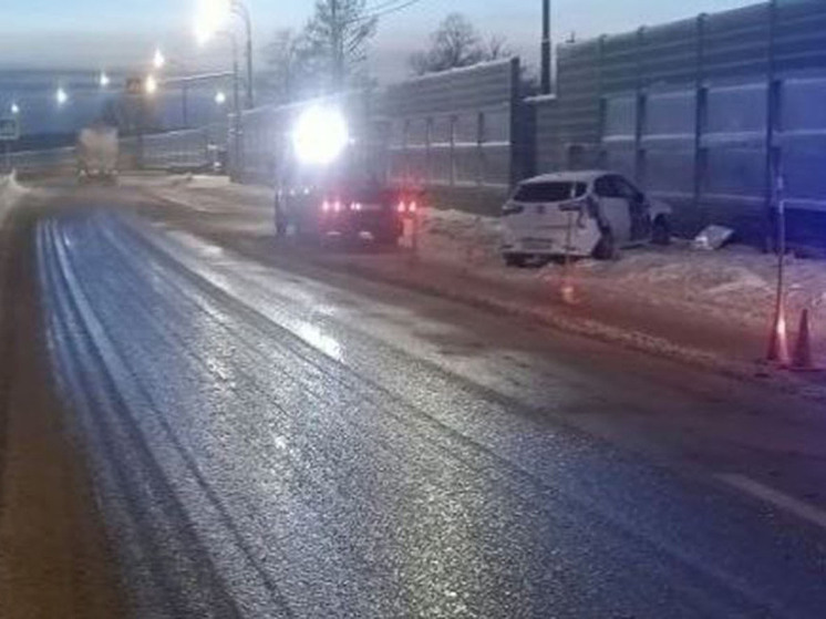 В Чудовском округе на ФАД М-10 иномарка налетела на звукоизоляционный щит