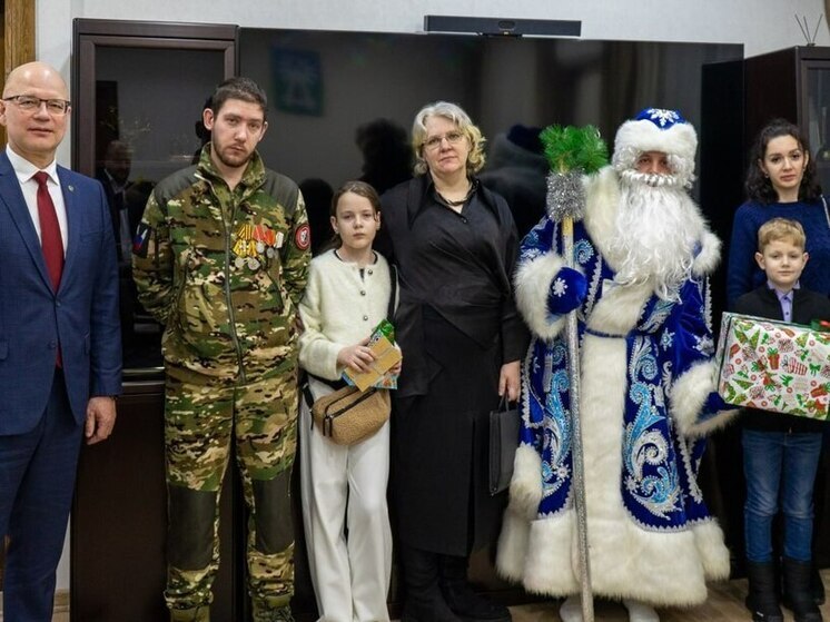 Глава Урая и Дед Мороз исполнили детские мечты