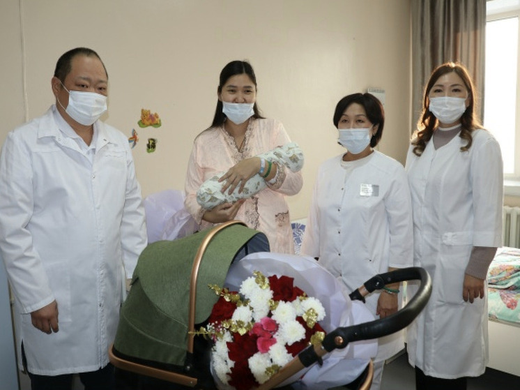 В Туве поздравили маму первого ребенка 2026 года