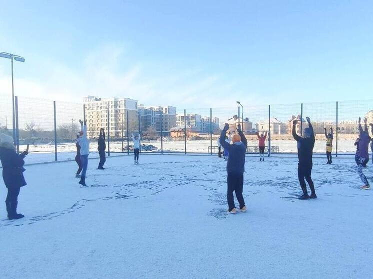Жители Евпатории встретили первый день года зарядкой