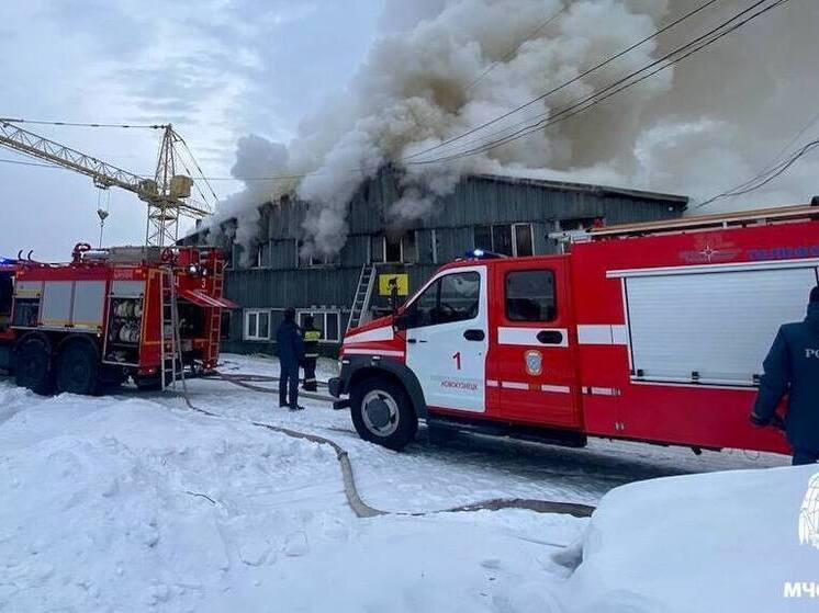 Кузбасские спасатели потушили 20 пожаров и пять раз выезжали на ДТП за сутки
