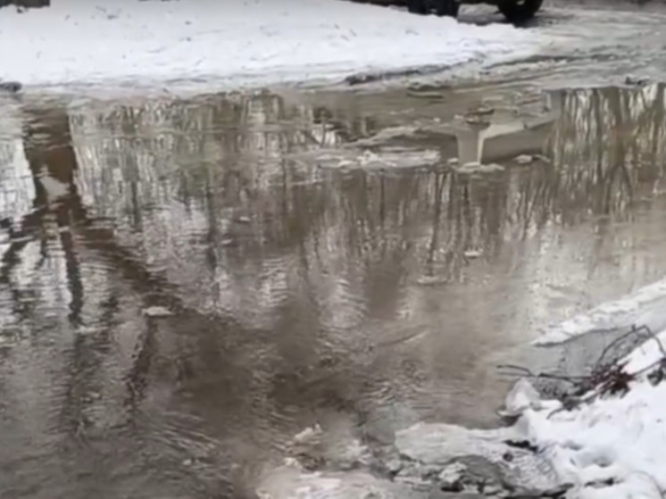 В Новокузнецке из-за забитой ливнёвки дорогу затопило водой