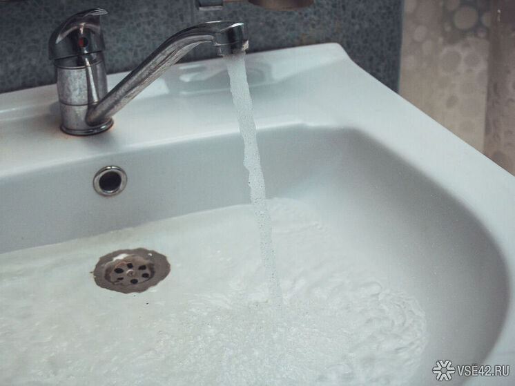 Жители двух улиц Кемерова продолжают оставаться без водоснабжения