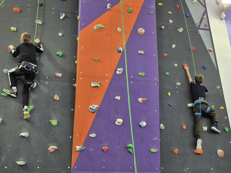 В Старой Руссе впервые прошли соревнования по скалолазанию
