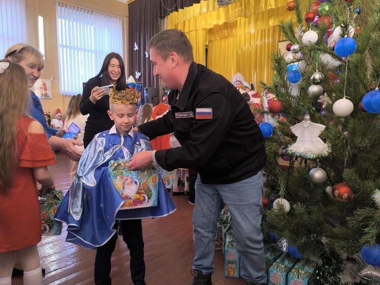 Ярославская область передала более 2300 новогодних подарков детям Акимовского округа