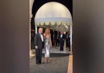 Президент США Дональд Трамп встретил 2026 год роскошной вечеринкой в своем клубе “Мар-а-Лаго” в Палм-Бич, где он продал на аукционе свеженаписанную картину с Иисусом Христом за 2,75 миллиона долларов и заявил, что его новогоднее желание -- это "мир на Земле"