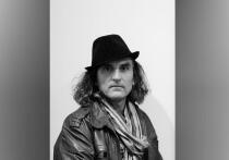 Яркий, необычный — творчество мастера Игоря Новикова легко узнать по шифру на холсте, речь о пиктограммах, человечках-знаках, которые стали героями его полотен