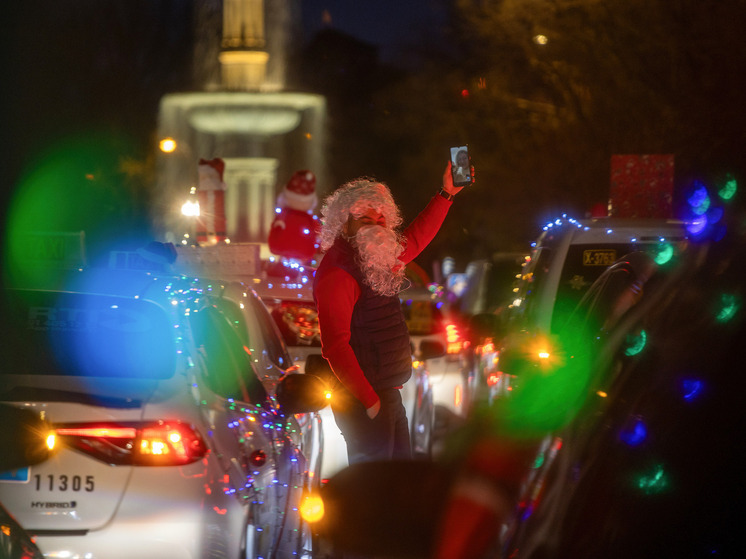 Корреспондентка "МК" взглянула на новогоднее торжество из-за руля и попробовала себя в роли таксистки