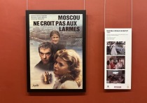 В Российской академии художеств впервые представили уникальные постеры советских фильмов, предназначенных для зарубежного кинопроката, а еще — оригинальные экспонаты советского кинематографа