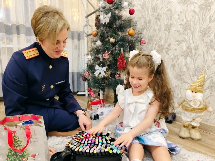 Сотрудники СК в Мурманской области исполнили новогоднее желание маленькой мурманчанки