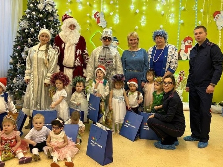 Сотрудники следственного управления навестили малышей в магаданском Доме ребенка